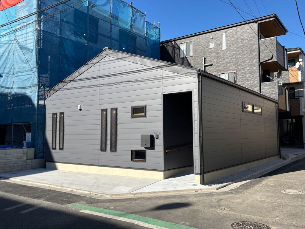 グレーの外壁とシンプルな切妻屋根を持つ、愛犬と暮らす家の外観