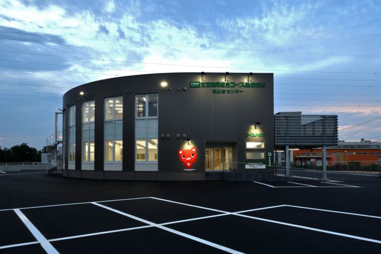 コープ配送センター 外観 夜景と駐車場全景